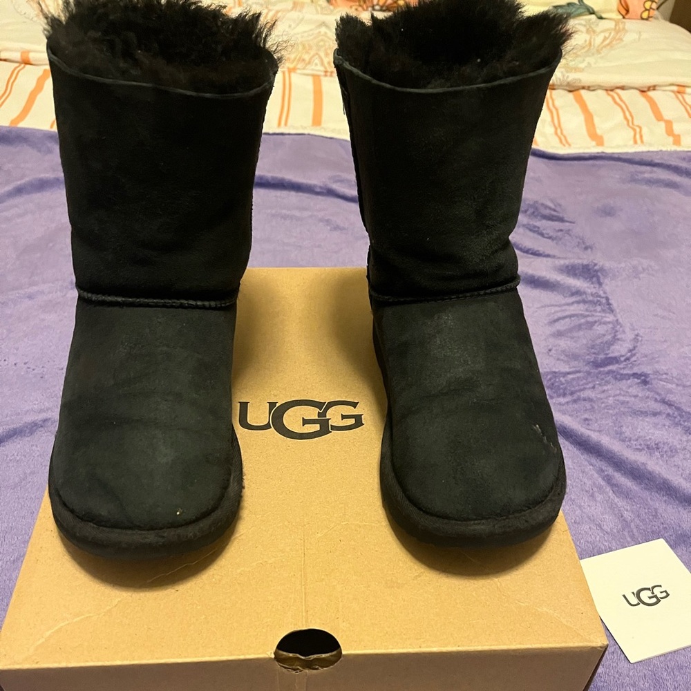 UGG K Bailey Bow II color black for girls.